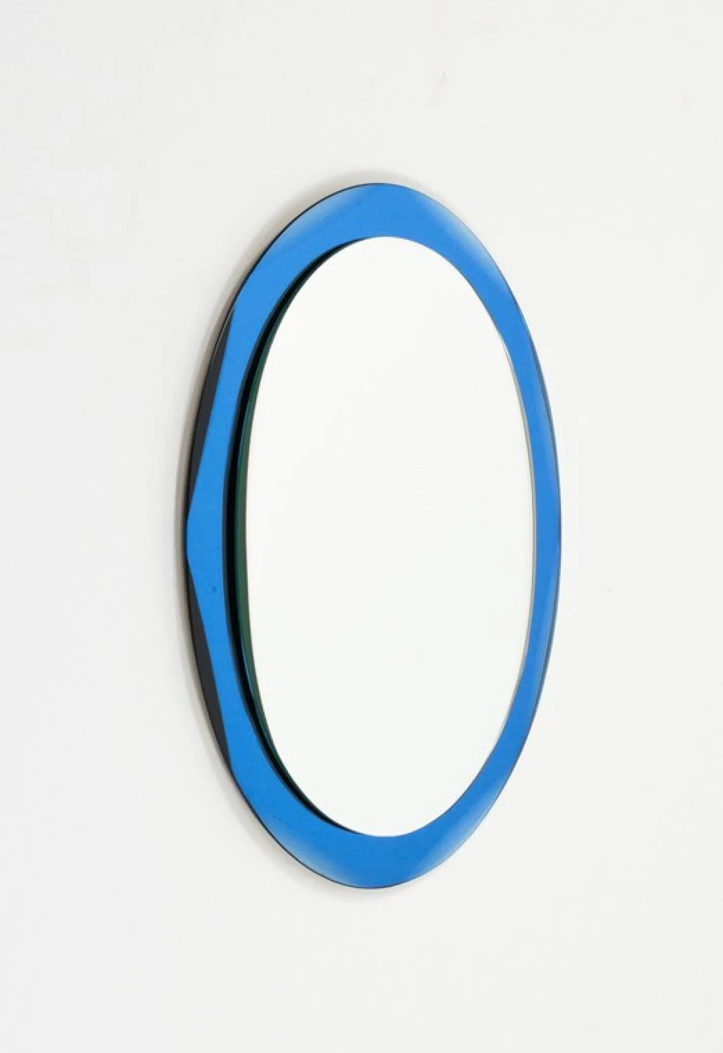 Ovaler Mid-Century Wandspiegel mit blauem Rahmen im Stil von Cristal Arte, Italien, 1960er