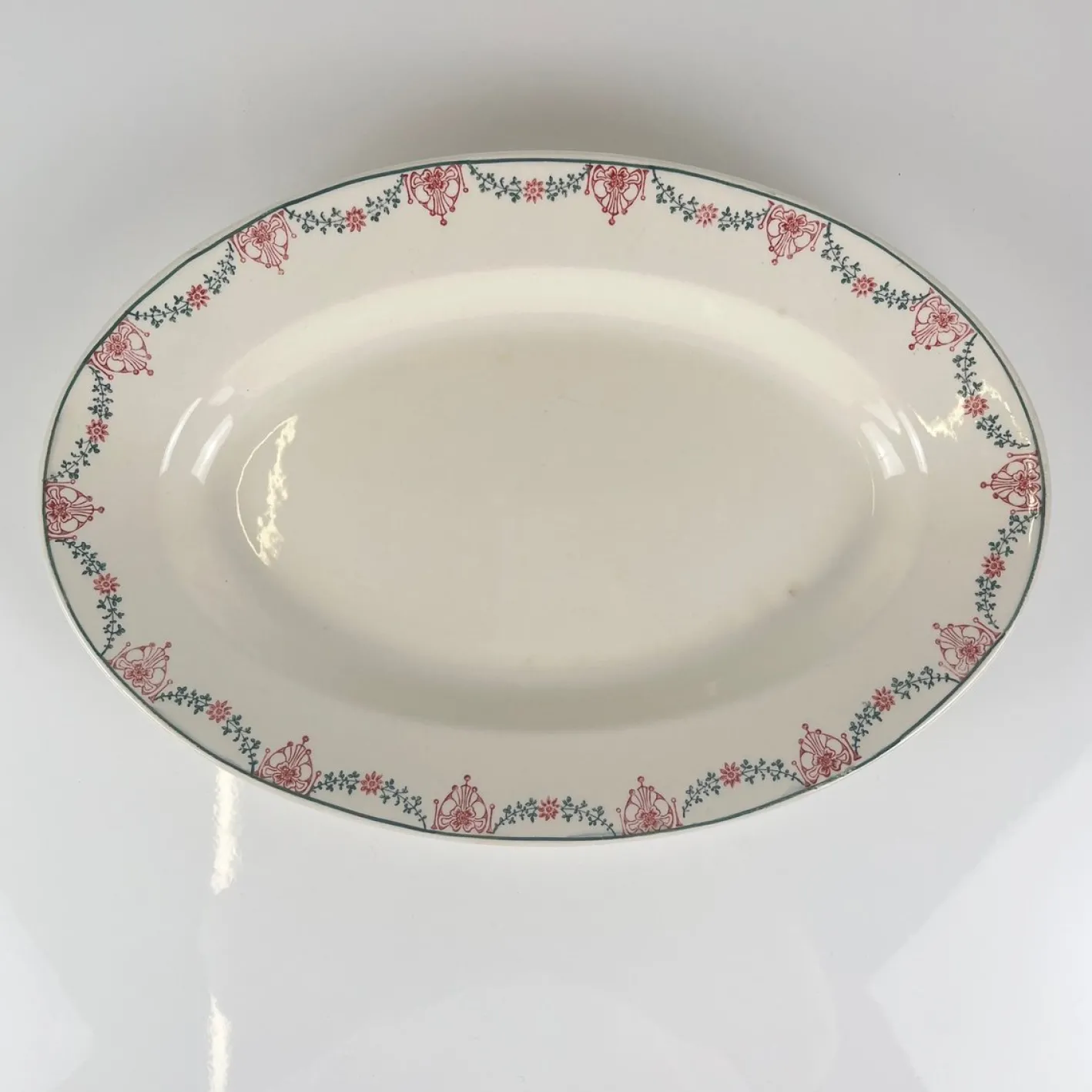 Ovaler Teller mit Girlanden-Muster in Rosa & Grün von Longwy, frühes 20. Jh