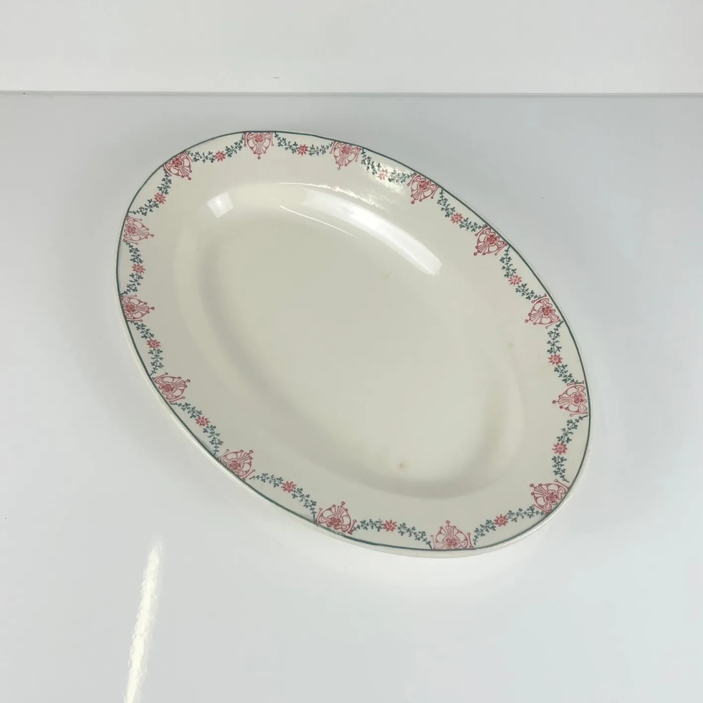Ovaler Teller mit Girlanden-Muster in Rosa & Grün von Longwy, frühes 20. Jh