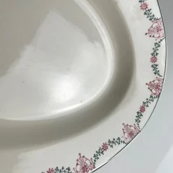 Ovaler Teller mit Girlanden-Muster in Rosa & Grün von Longwy, frühes 20. Jh