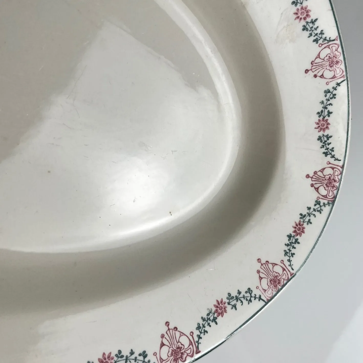 Ovaler Teller mit Girlanden-Muster in Rosa & Grün von Longwy, frühes 20. Jh