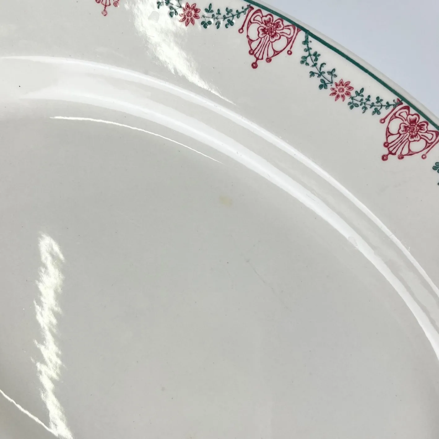 Ovaler Teller mit Girlanden-Muster in Rosa & Grün von Longwy, frühes 20. Jh