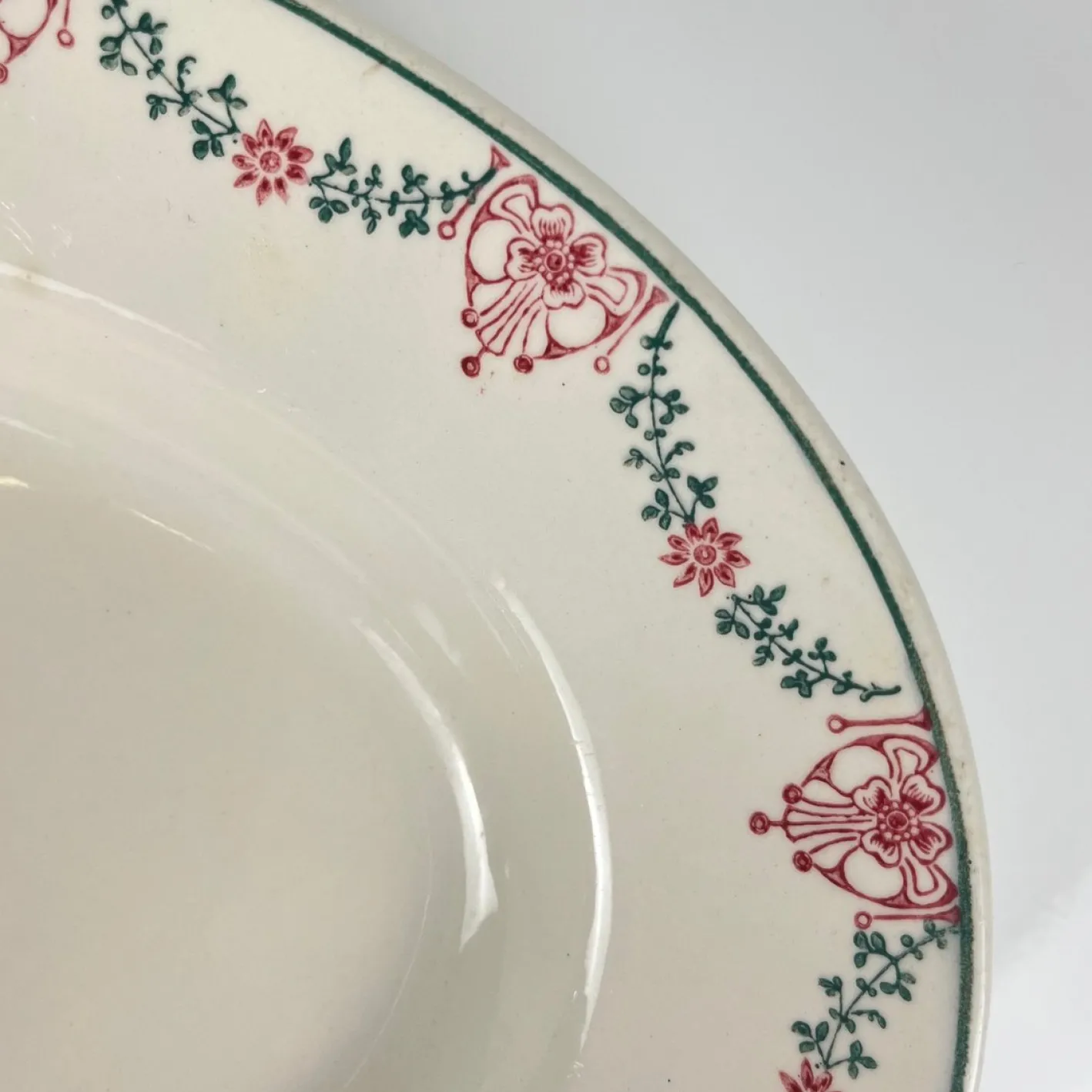 Ovaler Teller mit Girlanden-Muster in Rosa & Grün von Longwy, frühes 20. Jh