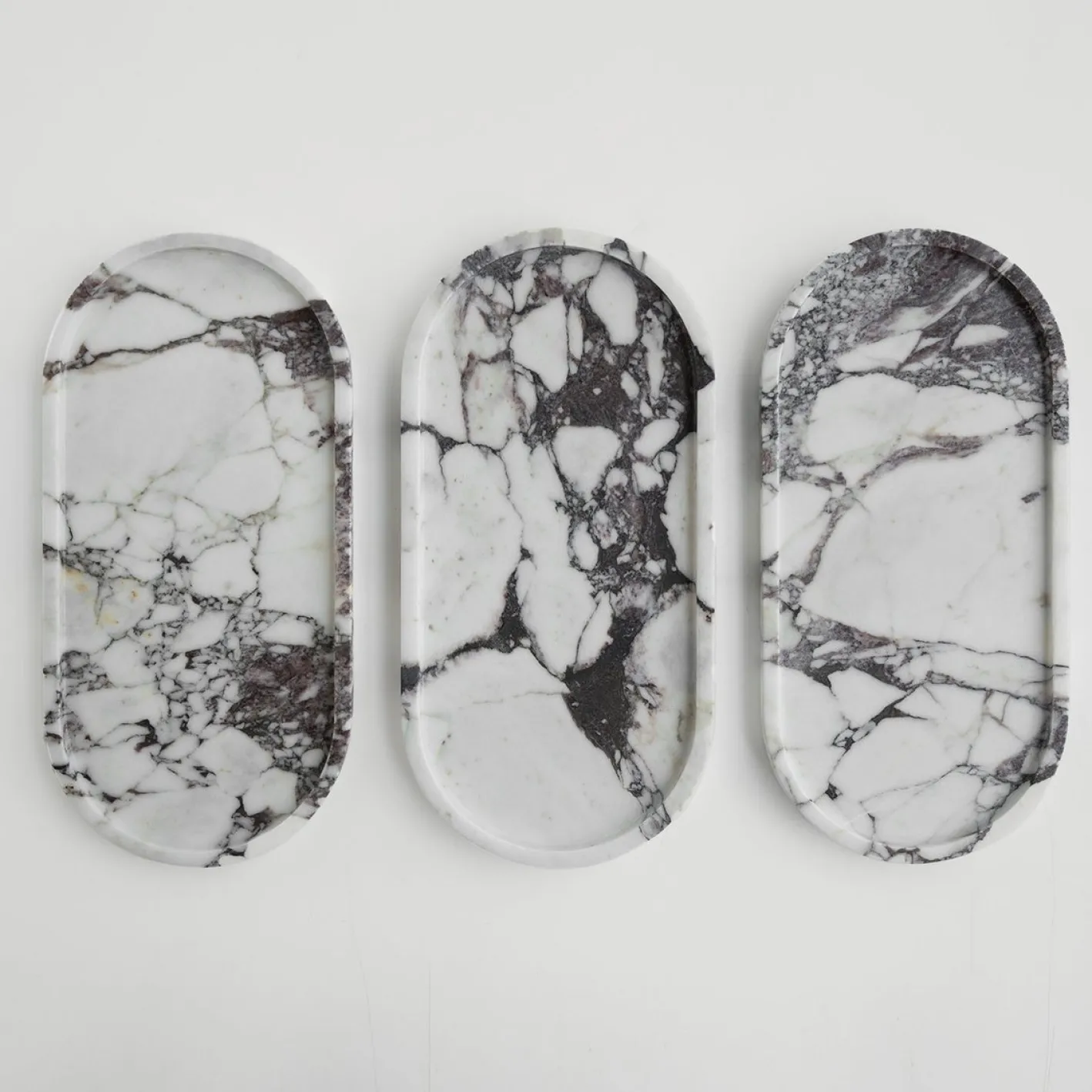 Ovales Calacatta Tablett aus Marmor von Kiwano Concept