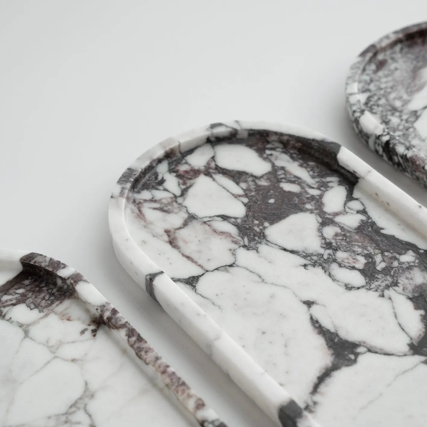 Ovales Calacatta Tablett aus Marmor von Kiwano Concept