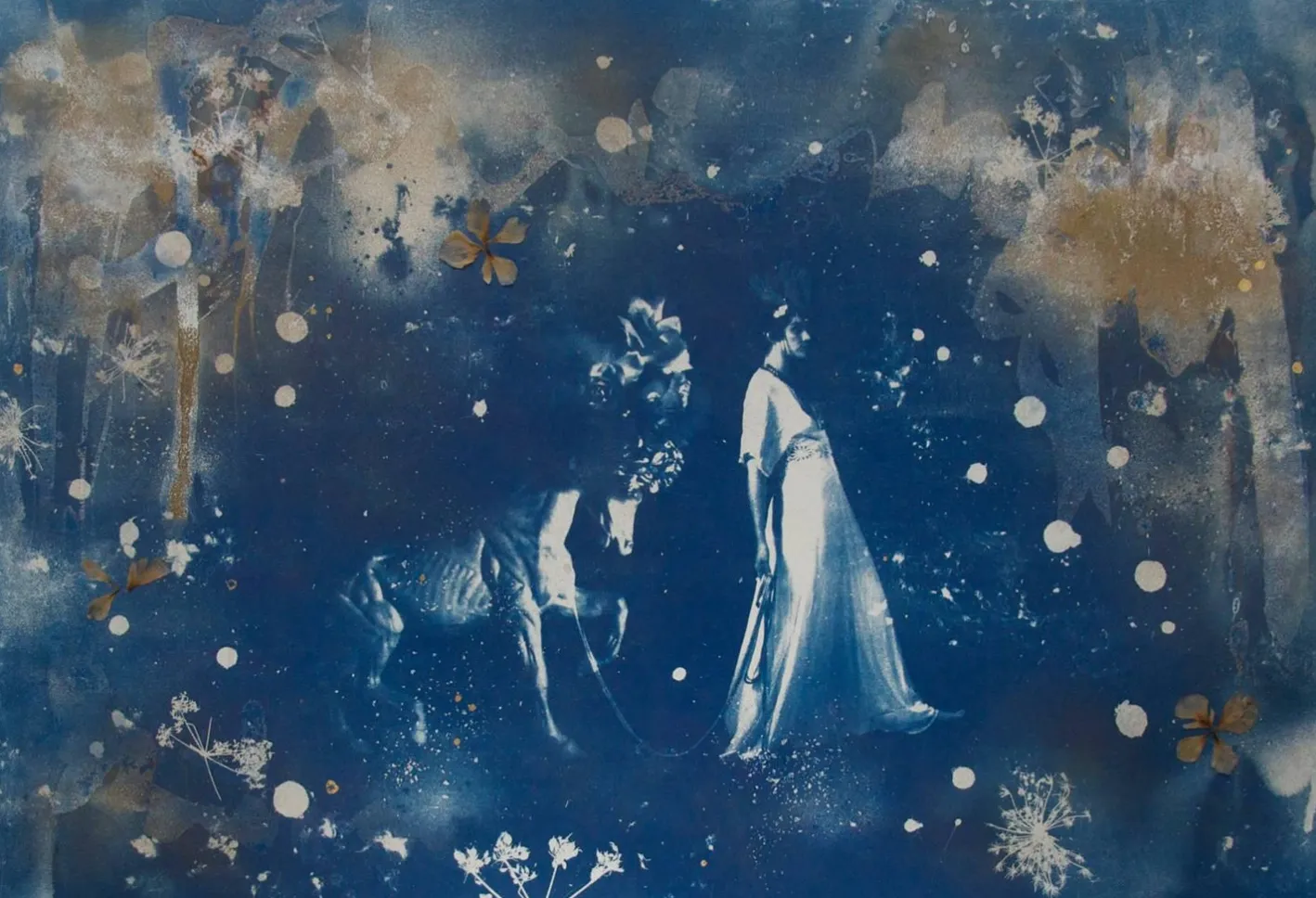 Parade, Hand-Fertige Cyanotypie auf Papier, gepresste Blumen und Blattgold, 2015