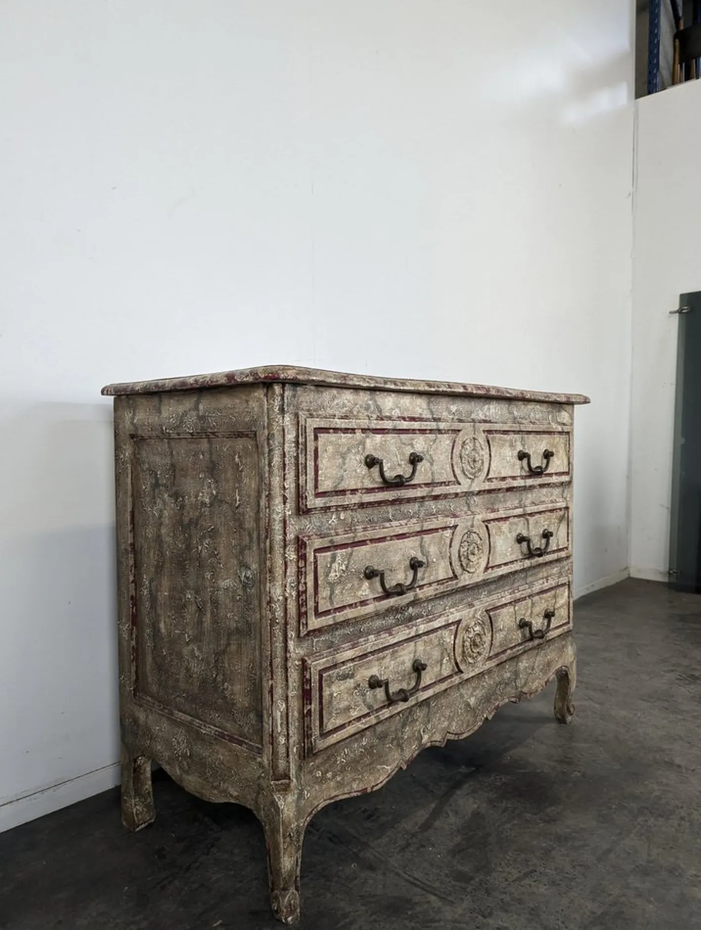 Patinierte Louis XV Kommode