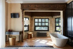 Pie de Salón G1 Stehlampe in Beige & Chrom von Jaume Sans