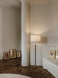 Pie de Salón G1 Stehlampe in Beige & Chrom von Jaume Sans