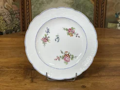 Porzellanteller aus dem 18. Jh. mit Polychromie & Blumen von Sèvres