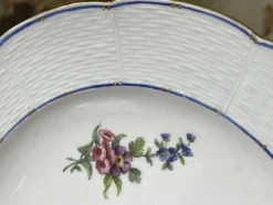 Porzellanteller aus dem 18. Jh. mit Polychromie & Blumen von Sèvres