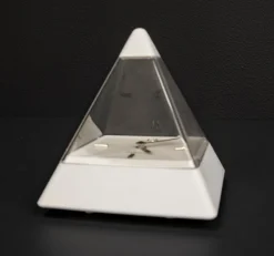 Pyramidenuhr von Hidekatsu Nomizu für Tochigi Tokei, 1989
