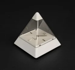 Pyramidenuhr von Hidekatsu Nomizu für Tochigi Tokei, 1989