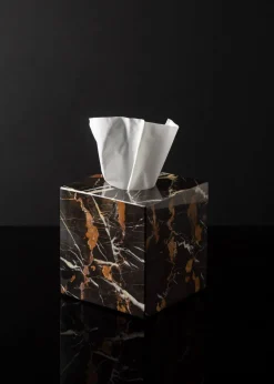 Quadratische Papiertaschentuchbox aus Marmor in Schwarz & Gold von Royal Bee Design