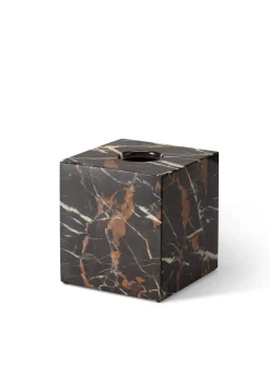 Quadratische Papiertaschentuchbox aus Marmor in Schwarz & Gold von Royal Bee Design