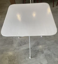 Quadratischer weißer Gartentisch aus Metall, 1950er