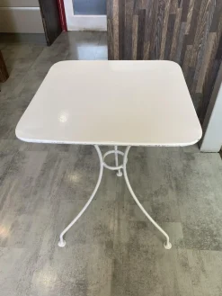 Quadratischer weißer Gartentisch aus Metall, 1950er