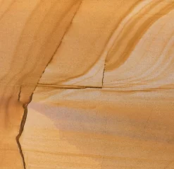 Quadratische Taschentuchbox aus Marmor in Sand von Royal Bee Design