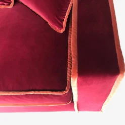 Rafaella Zwei-Sitzer Sofa aus rotem Couture Samt mit dunkelorange Zierleisten von Biosofa