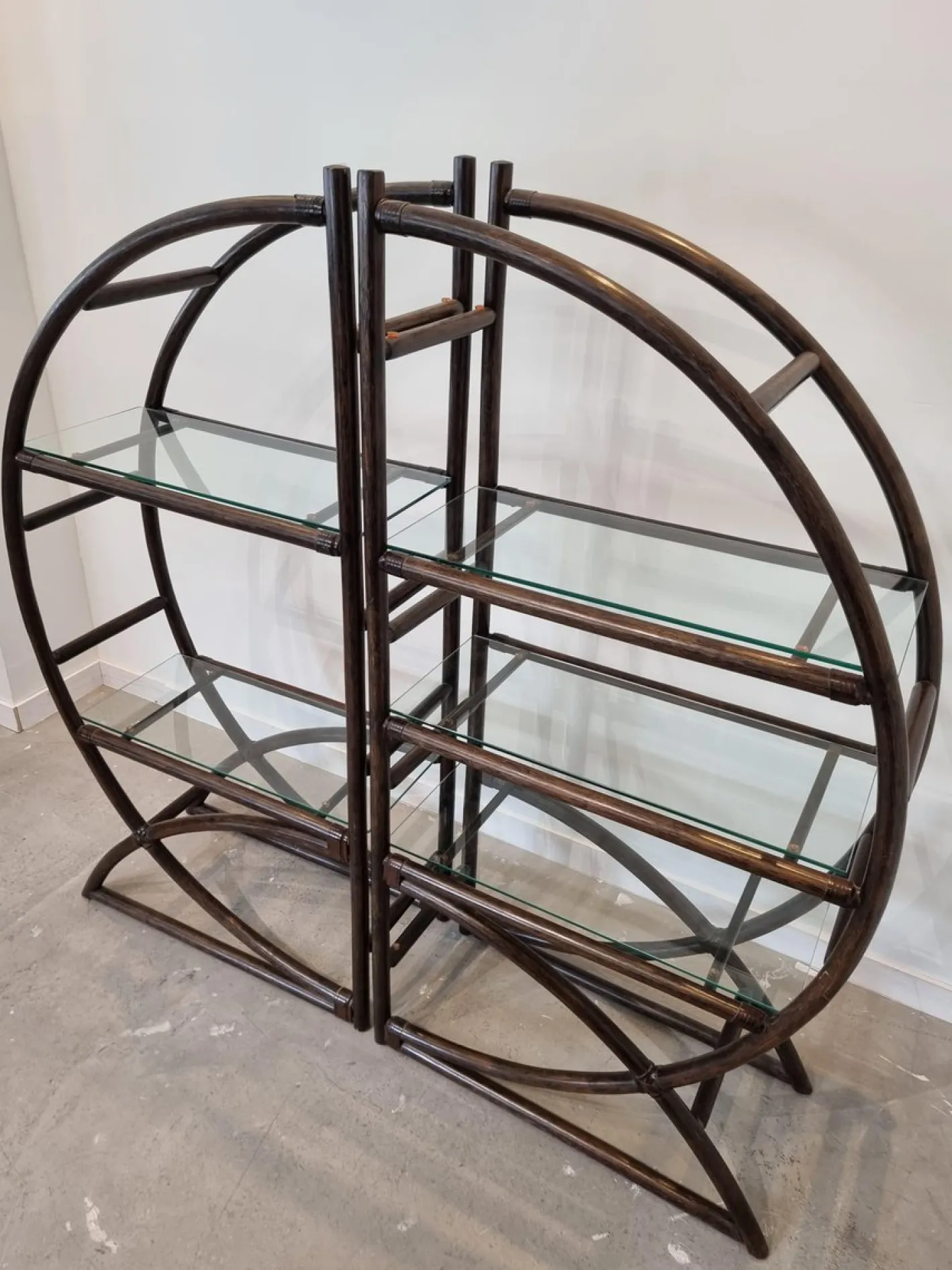 Raumteiler aus braunem Rattan