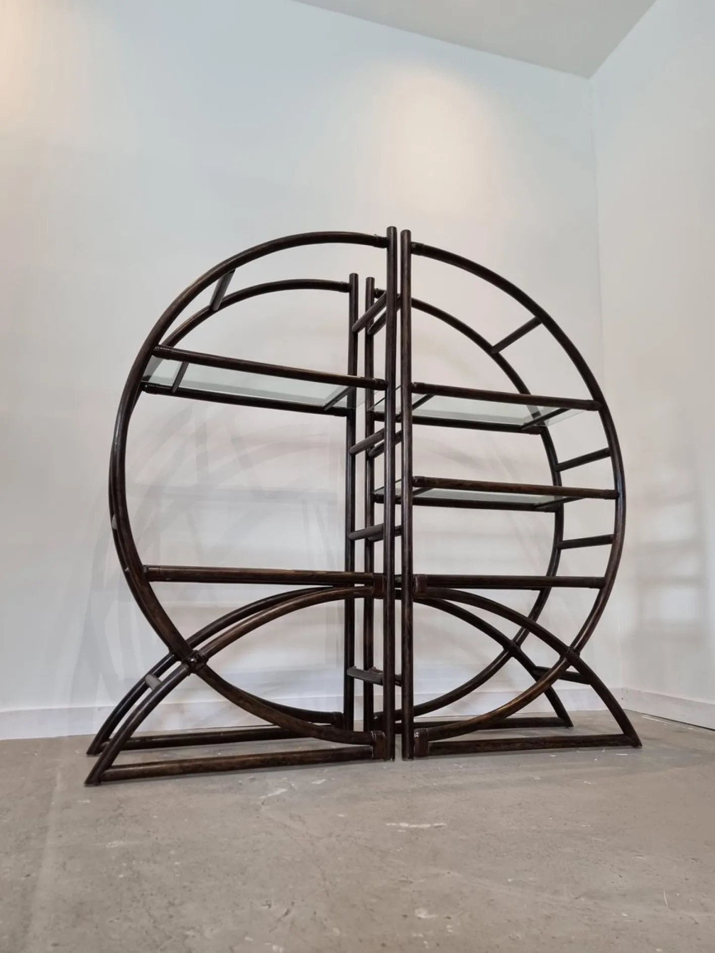 Raumteiler aus braunem Rattan