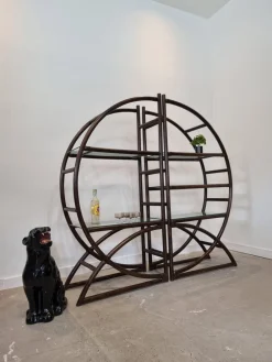 Raumteiler aus braunem Rattan