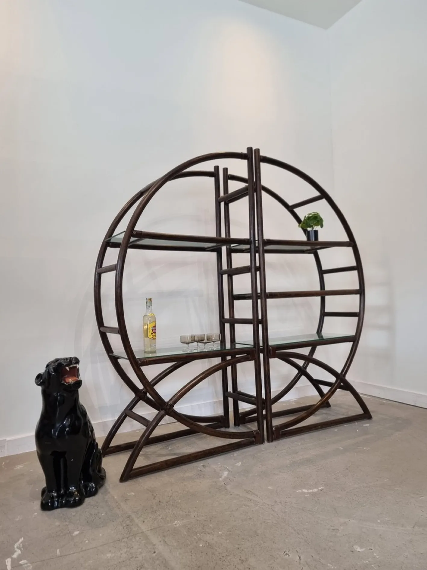 Raumteiler aus braunem Rattan
