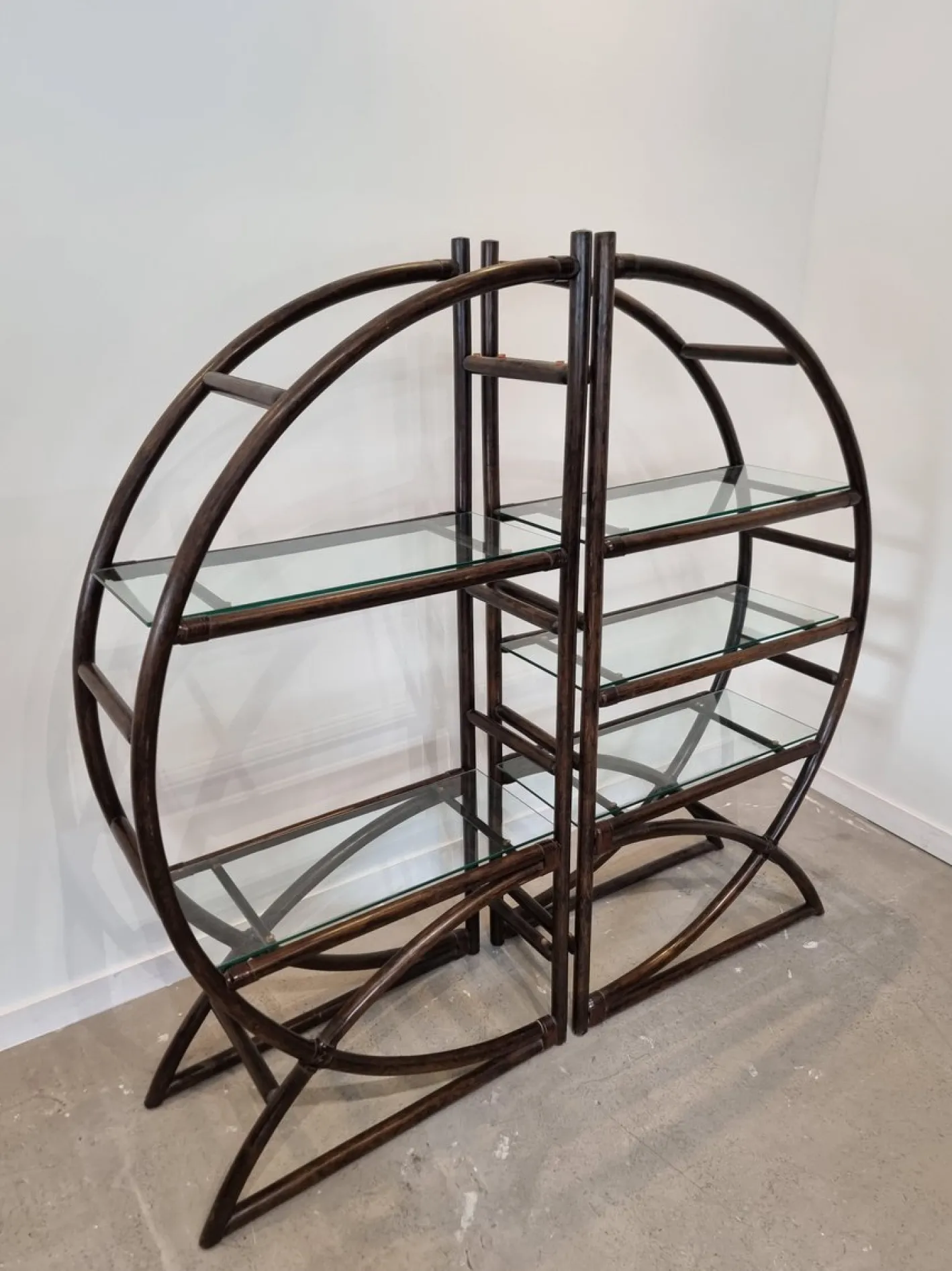 Raumteiler aus braunem Rattan