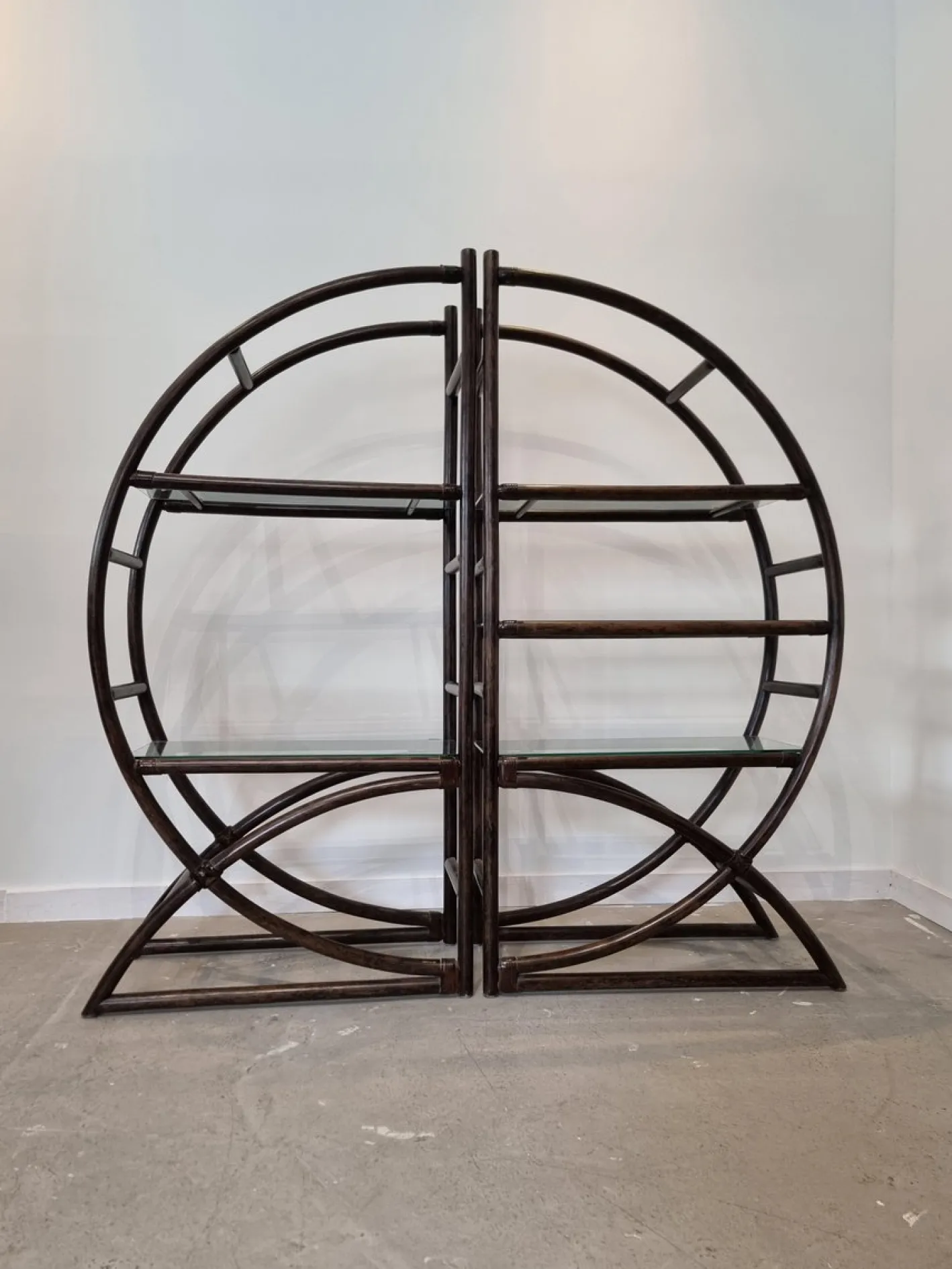Raumteiler aus braunem Rattan