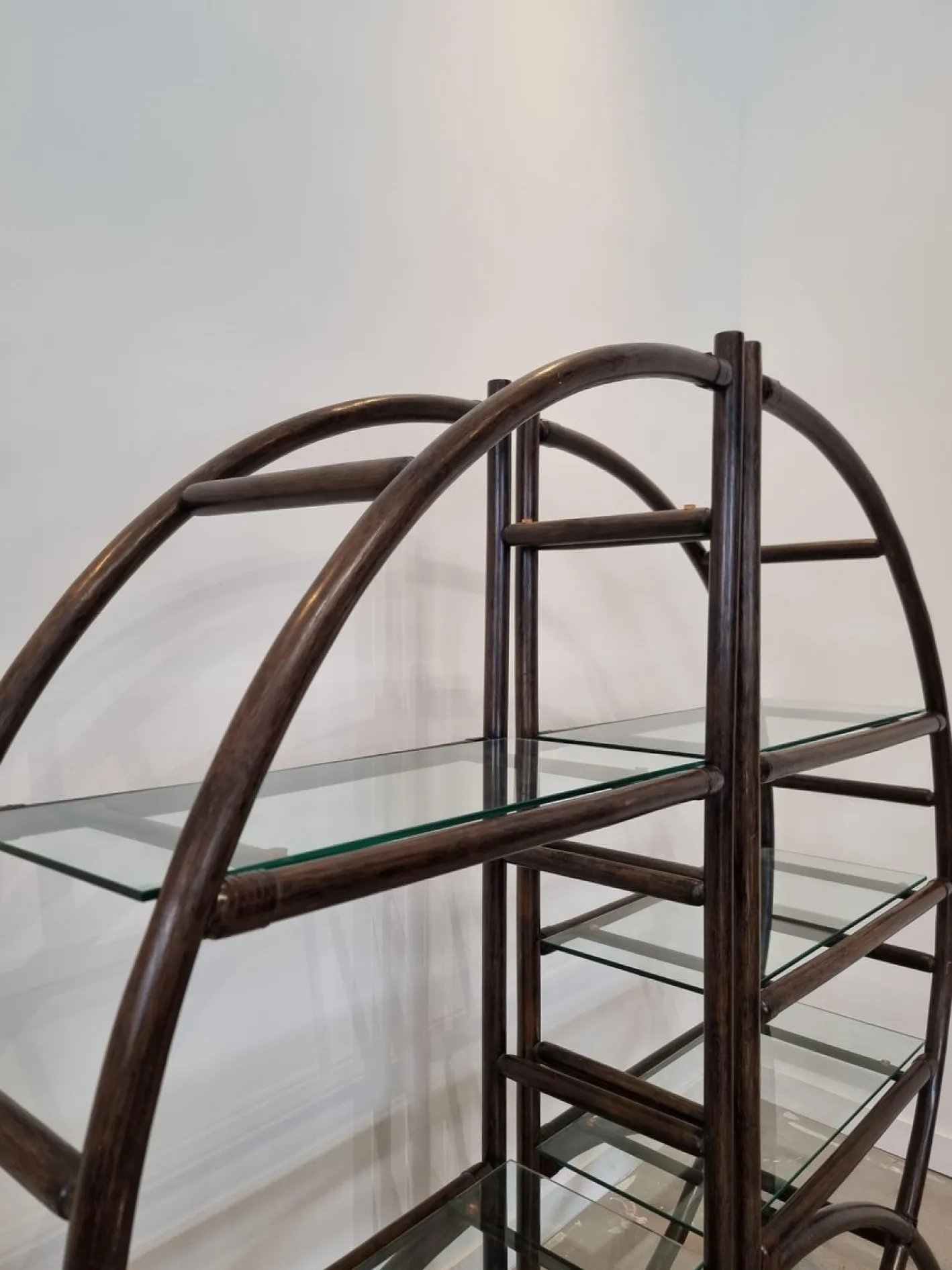 Raumteiler aus braunem Rattan
