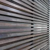 Raumteiler aus Holzplatten mit 10 beweglichen Haken