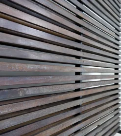 Raumteiler aus Holzplatten mit 10 beweglichen Haken