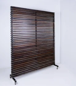 Raumteiler aus Holzplatten mit 10 beweglichen Haken