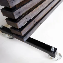 Raumteiler aus Holzplatten mit 10 beweglichen Haken