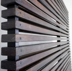 Raumteiler aus Holzplatten mit 10 beweglichen Haken