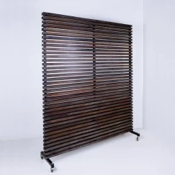 Raumteiler aus Holzplatten mit 10 beweglichen Haken