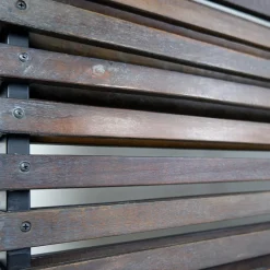 Raumteiler aus Holzplatten mit 10 beweglichen Haken