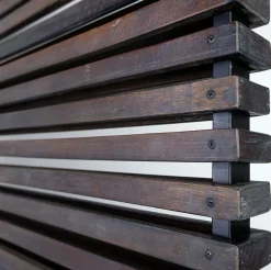 Raumteiler aus Holzplatten mit 10 beweglichen Haken
