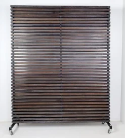 Raumteiler aus Holzplatten mit 10 beweglichen Haken