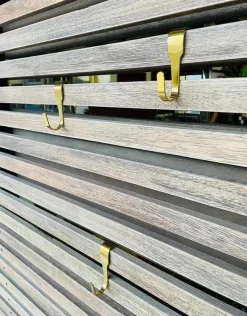 Raumteiler aus Holzplatten mit 10 beweglichen Haken