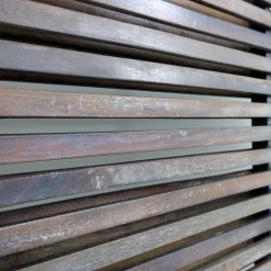 Raumteiler aus Holzplatten mit 10 beweglichen Haken
