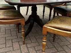 Regency Mahagoni Esstisch und Stühle mit abklappbaren Ledersitzen, 7 . Set