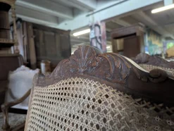 Regency Wohnzimmergarnitur aus Nussholz mit Flechtung