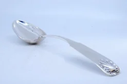 Reis- und Servierlöffel in Silber mit erhabenem Griff