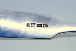 Reis- und Servierlöffel in Silber mit erhabenem Griff
