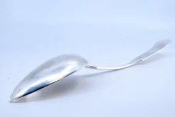 Reis- und Servierlöffel in Silber mit erhabenem Griff
