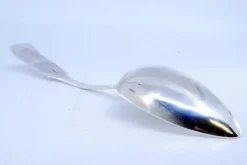 Reis- und Servierlöffel in Silber mit erhabenem Griff