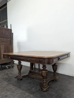 Renaissance Tisch aus massivem Nussholz