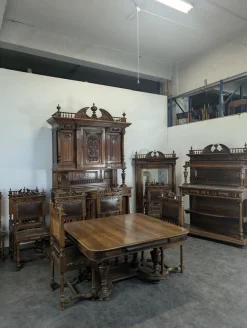 Renaissance Tisch aus massivem Nussholz