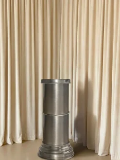 Rl 09 Zylindrischer Sockel aus gebürstetem Aluminium von Caspal